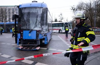 Almaniyada məktəb avtobusu tramvayla toqquşub, 12 nəfər xəsarət alıb