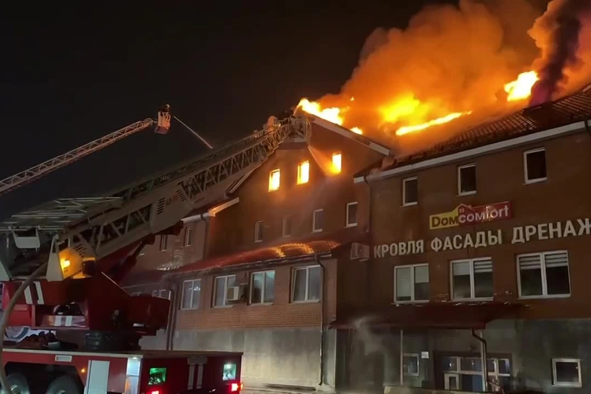 В Новой Москве горит административное здание: из огня спасены пять человек-ВИДЕО