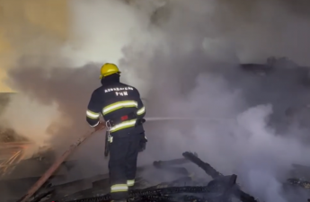 В Баку произошел пожар на рынке древесины-ВИДЕО