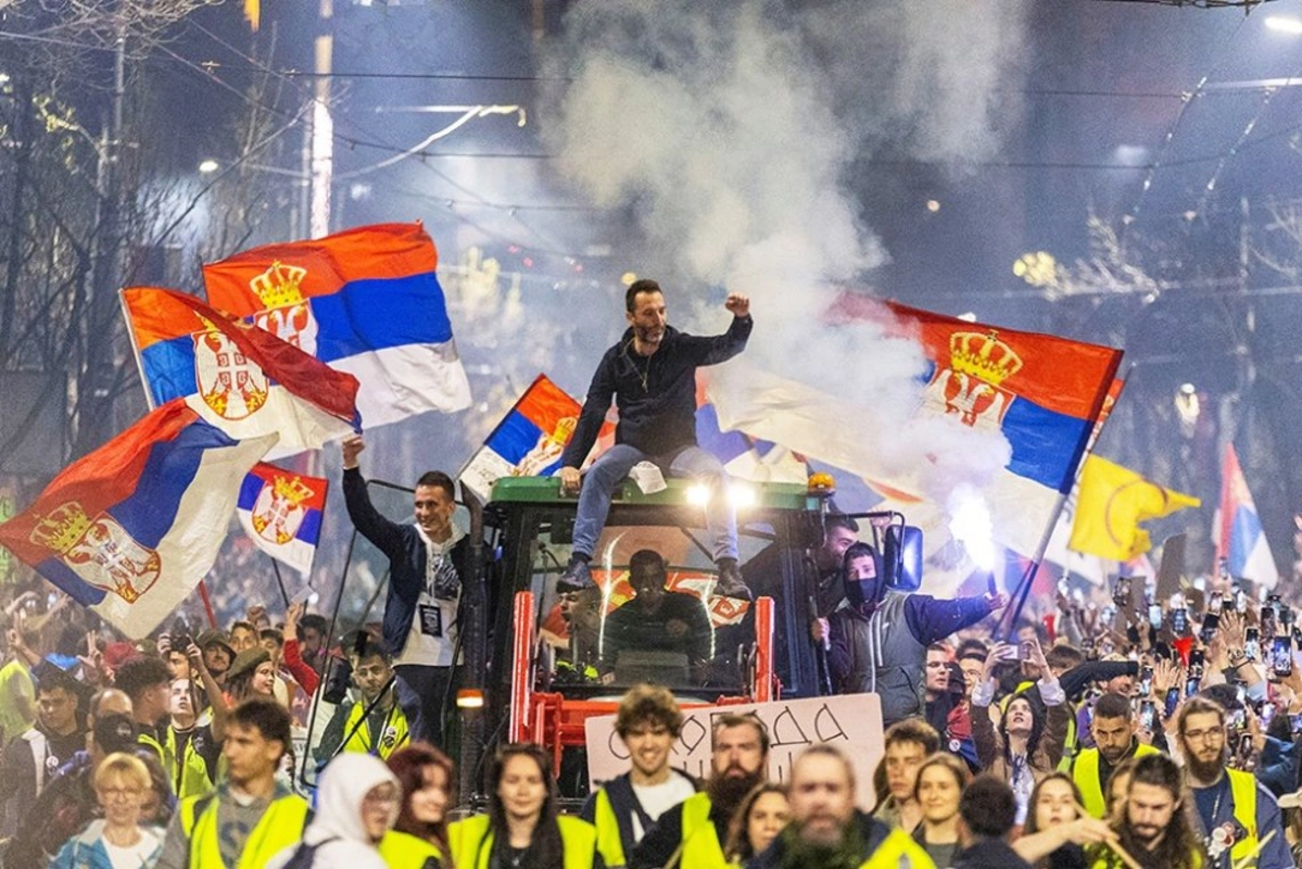 В Белграде более 30 000 протестующих вышли на митинг-ВИДЕО