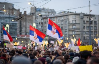 Тысячи протестующих в Белграде заняли почти все улицы у парламента