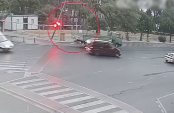 Bakıda yük maşını işıqforu qırdı - VİDEO