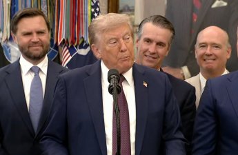 Трамп впервые появился на публике после слухов о своей смерти