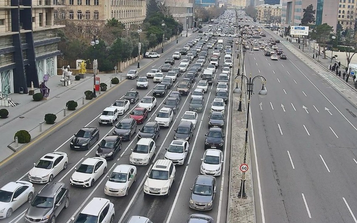 В Баку на ряде улиц и проспектов наблюдаются пробки