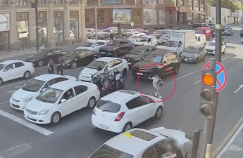 Bakıda yolu qaçaraq keçən piyadanı maşın vurdu - VİDEO