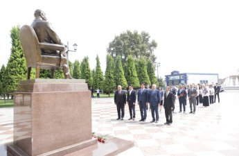 Ağalar Vəliyev yüksək balla ali məktəblərə qəbul olan tələbələri mükafatlandırıb - FOTO