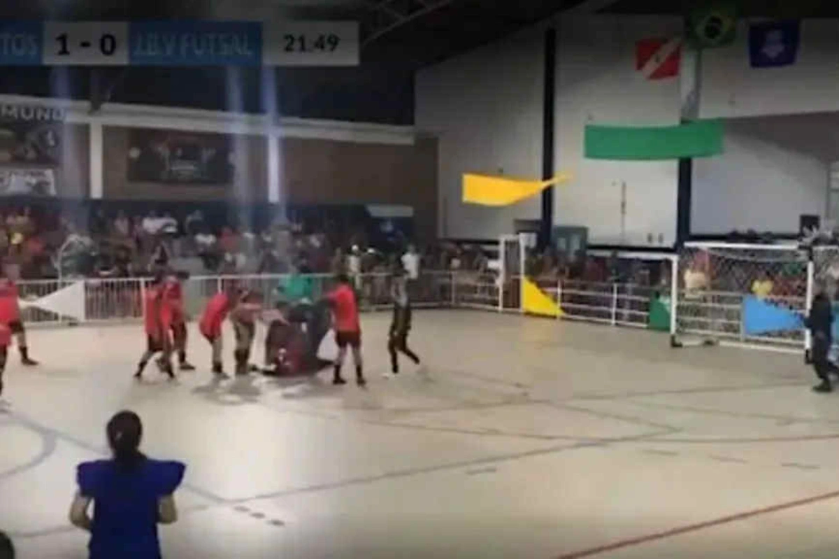 Qapıçı penalti zərbəsini qaytardıqdan sonra ölüb - VİDEO