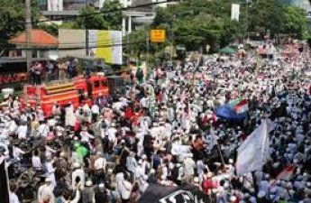 Митинги в Индонезии приостановились на время мусульманского праздника