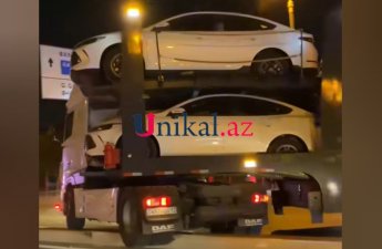 Bakıya gətirilən yeni avtomobilləri daşıyan maşın qəza törətdi - VİDEO
