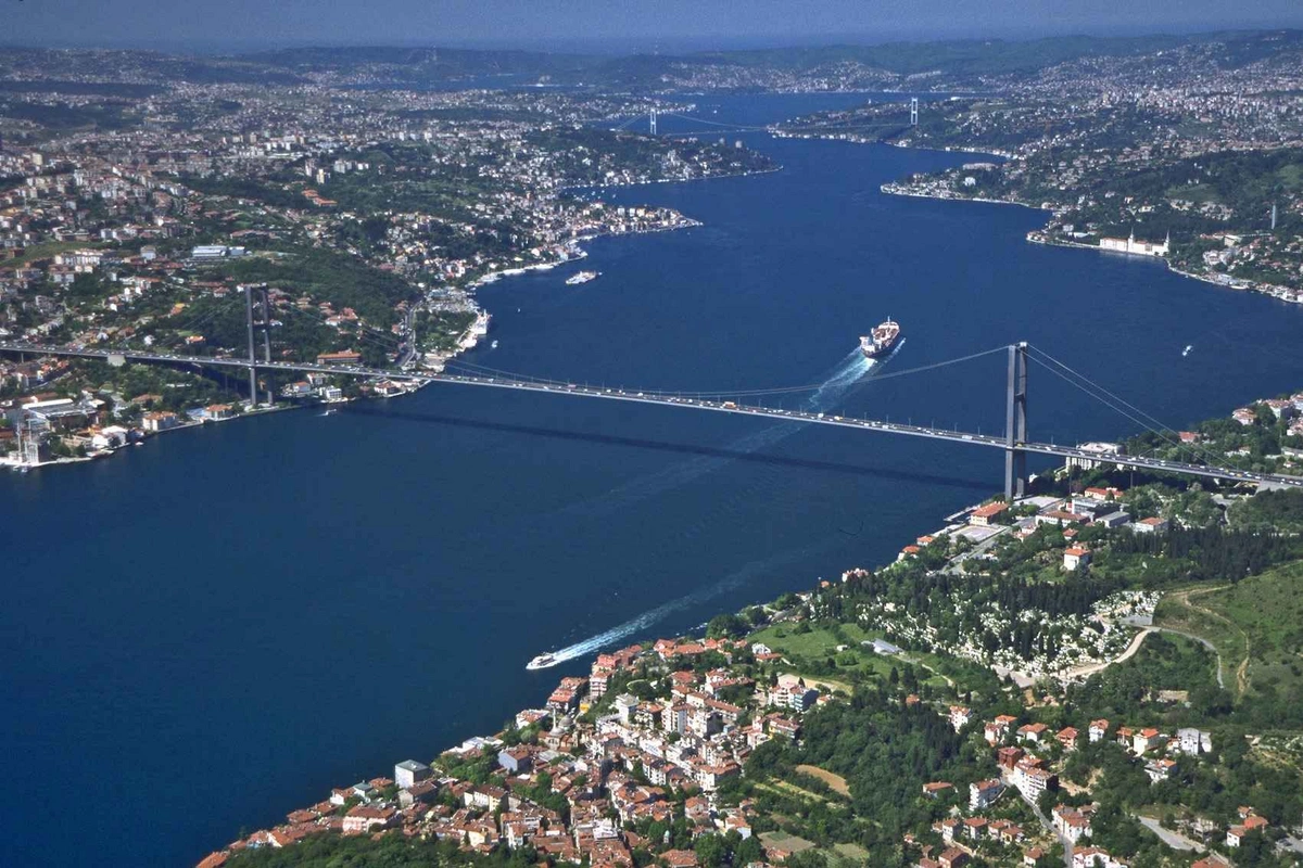Türkiyənin Qara dəniz boğazlarından gəmilərin keçidi 7 dəfə bahalaşıb