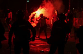 В Сербии в ходе ночных беспорядков пострадали 14 полицейских