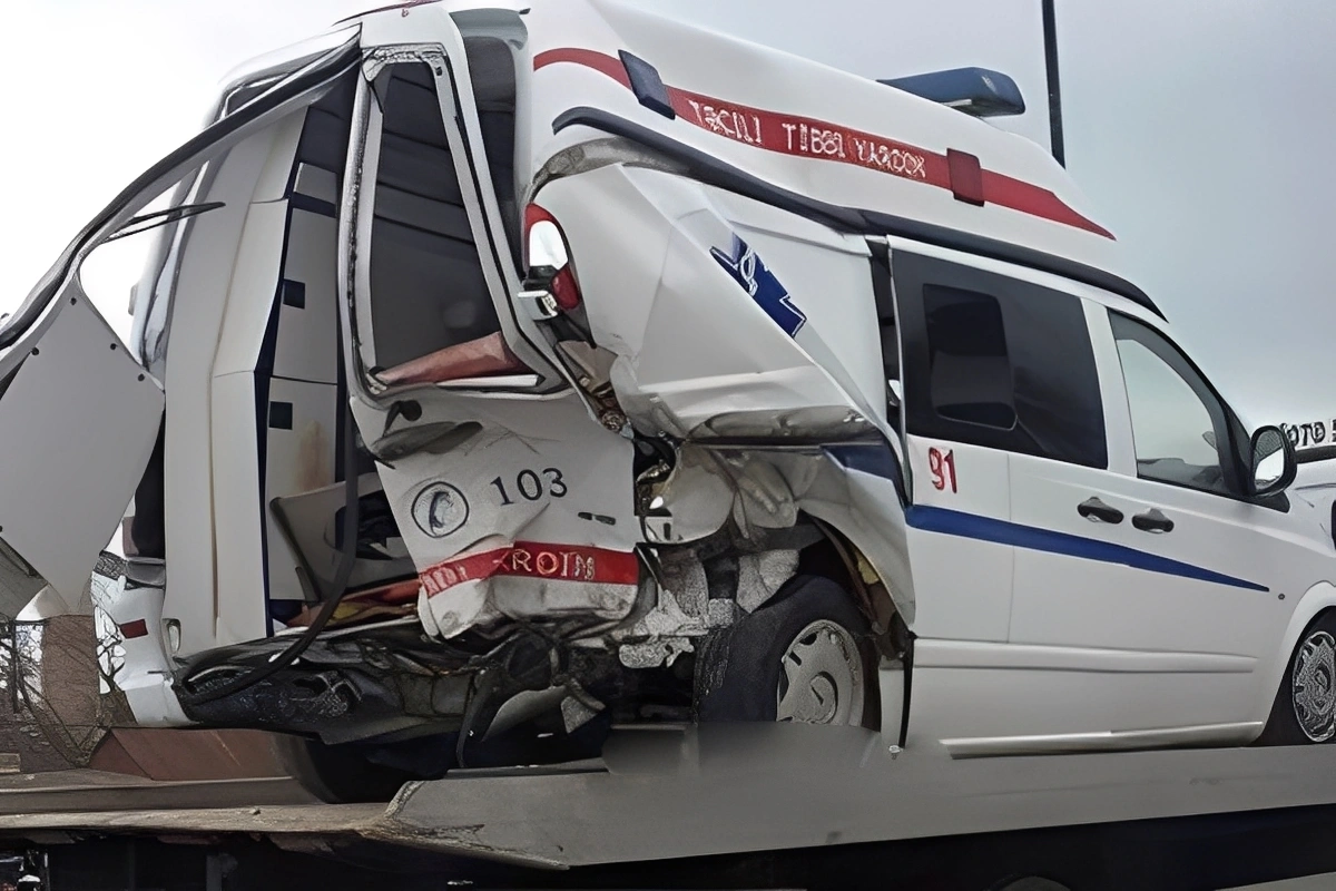 Təcili yardım maşını körpüdən aşdı: Xəsarət alanlar var