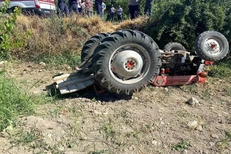 Laçında traktor dərəyə aşdı, ölən var