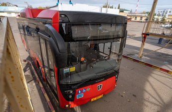 В Баку водитель автобуса по неосторожности сбил светофор