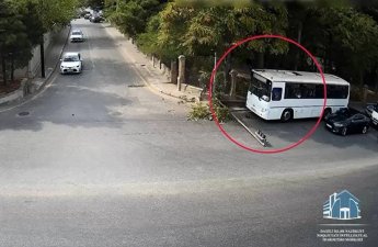 Bakıda sürücü diqqətsizliyi işıqforun yararsız vəziyyətə düşməsinə səbəb olub