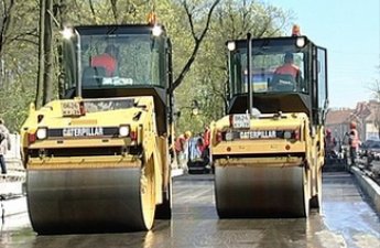 В Гяндже асфальтоукладчик опрокинулся на легковой автомобиль