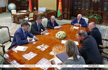 Трамп передал в подарок Лукашенко запонки с изображением Белого дома