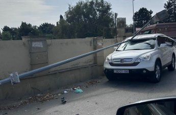 Bakıda külək işıq dirəyini aşırdı – avtomobilə ziyan dəydi