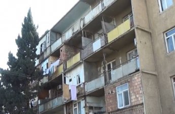 Gəncədə yataqxanada eyvan uçub – sakinlər narahatdır (VİDEO)