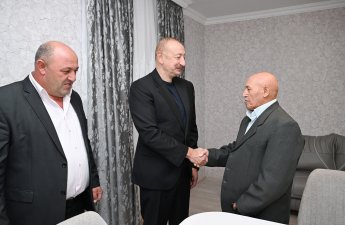 Ильхам Алиев посетил поселок Гырмызы Базар
