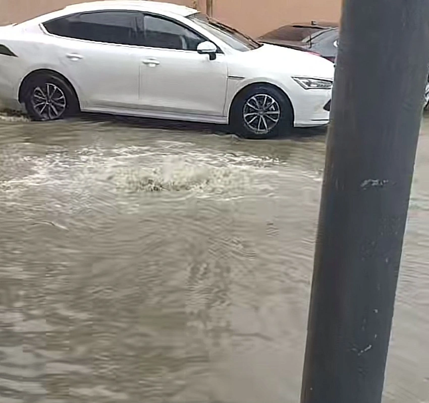 Xırdalanda küçələri su basdı: Çətinlik yarandı - FOTO