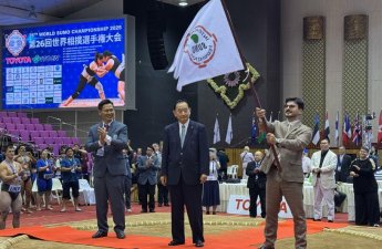 Dünya çempionatının rəsmi bayrağı Azərbaycana təqdim olundu