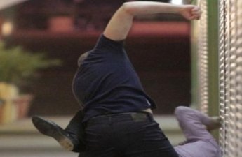 Bakıda qadına söz atdılar - Bir nəfərin burnu sındı, bir nəfər həbs edildi -  TƏFƏRRÜAT