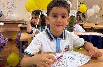 Onlar da övladlarını 1-ci sinfə yola saldılar - FOTOLAR