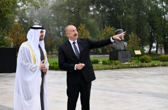 Prezidentlər güllələnmiş heykəllərə baxıblar - FOTOLAR