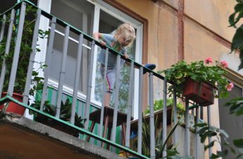 В Нахчыване 5-летняя девочка упала с балкона