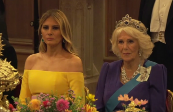 Супруги Карла III и Трампа на банкете в платьях цветов флага Украины-ФОТО