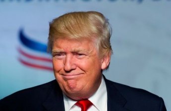 В Вашингтоне установили золотую статую Трампа - Видео