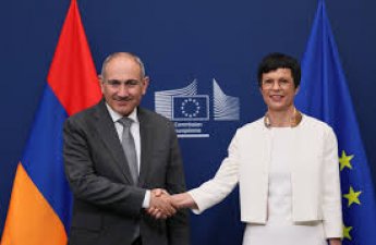 Пашинян обсудил с комиссаром Кос мирный процесс на Южном Кавказе
