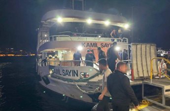 İstanbul boğazında sərnişin bərəsi yük gəmisi ilə toqquşub
