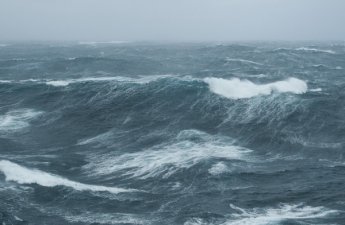 В Азербайджане наблюдается сильный ветер, высота морских волн достигает 4,2 м