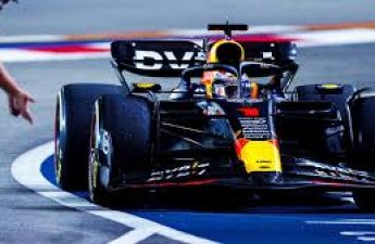Пилот Red Bull лидирует в основной гонке 