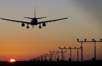 Самолет, следовавший в Лондон, совершил посадку в Баку