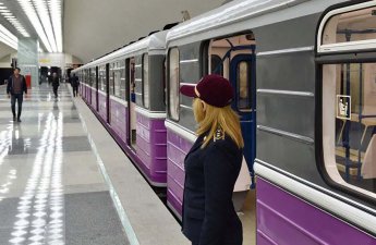 Metroda texniki nasazlıq səbəbindən qatar gecikib