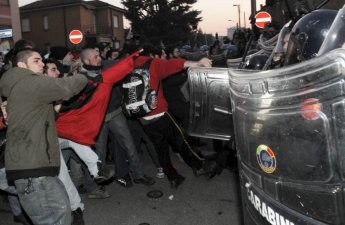 В Милане при столкновениях с протестующими пострадали 60 полицейских