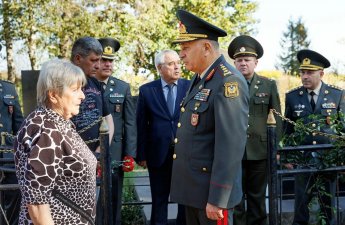 Kərim Vəliyev Belarusda Azərbaycanın Milli Qəhrəmanının anası ilə görüşdü – FOTOLAR