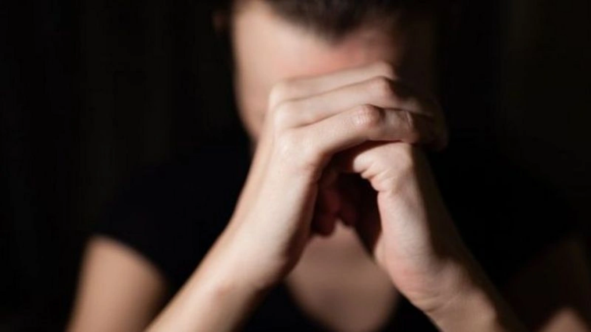 Taksi sürücüləri ilə əlbir olub 70 müəllimi aldadan qadın azadlığa buraxıldı