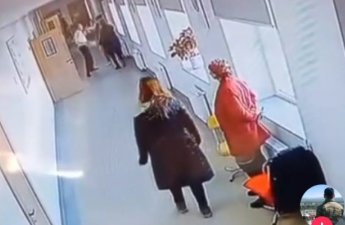 Məktəbdə şagirdi və xadiməni döyən şəxs işdən çıxarıldı - VİDEO