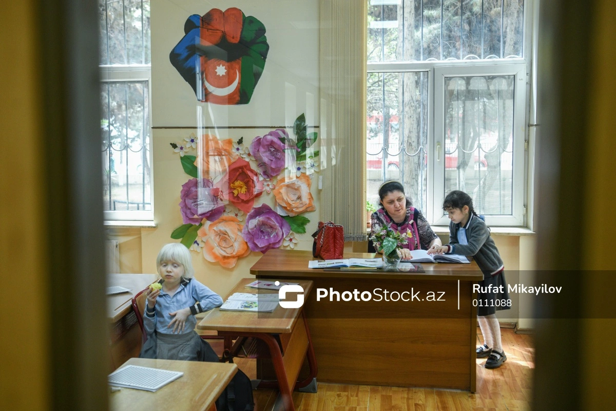 В Азербайджане запретили сбор средств педагогам ко Дню учителя