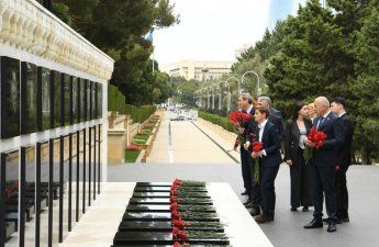 Serbiya Milli Assambleyasının sədri Fəxri xiyabanı və Şəhidlər xiyabanını ziyarət etdi - FOTO