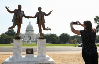 Трамп и Эпштейн рука об руку в бронзе — новая провокация в Вашингтоне