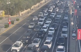 На ряде улиц и проспектов Баку затруднено движение транспорта