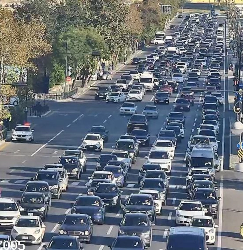 Paytaxtın bu yollarında tıxac var - SİYAHI
