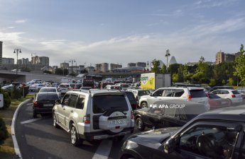 В Баку на ряде улиц и проспектов наблюдаются пробки