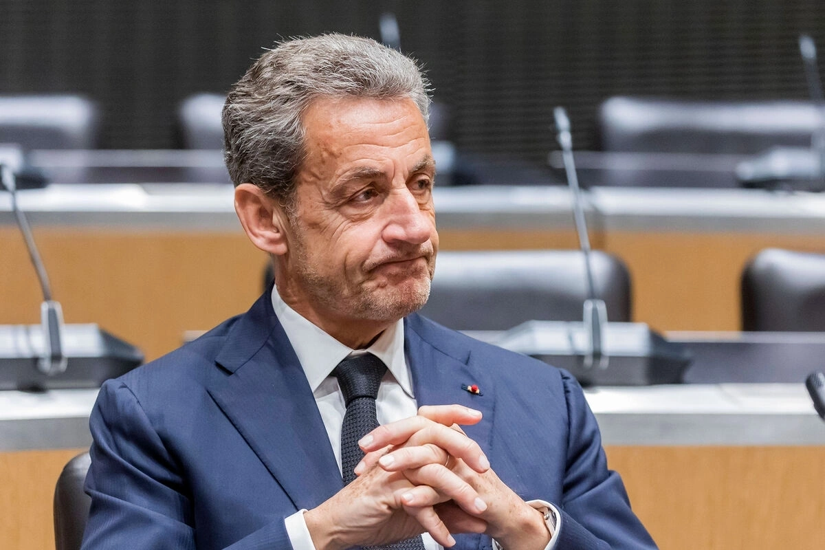 Makrondan əfv istəməklə bağlı Sarkozi qərarını açıqladı