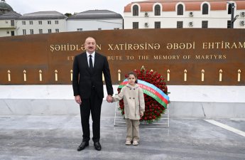 Prezidentin əlindən tutduğu qız kimdir? - FOTO